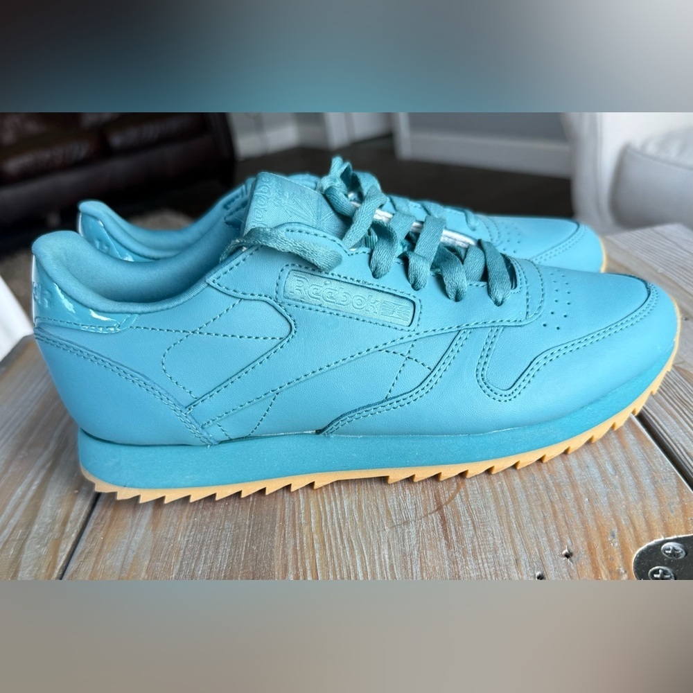 Reebok Classic SIZE 7 Blue Low Top Lace Sneakers With Retro Gum Sole - Picture 4 of 7